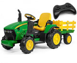Das Elektrofahrzeug Peg Perego John Deere RC Tractor aus unserem Babyfachmarkt, Frontansicht mit Fernbedienung, gelb und grün, 12V