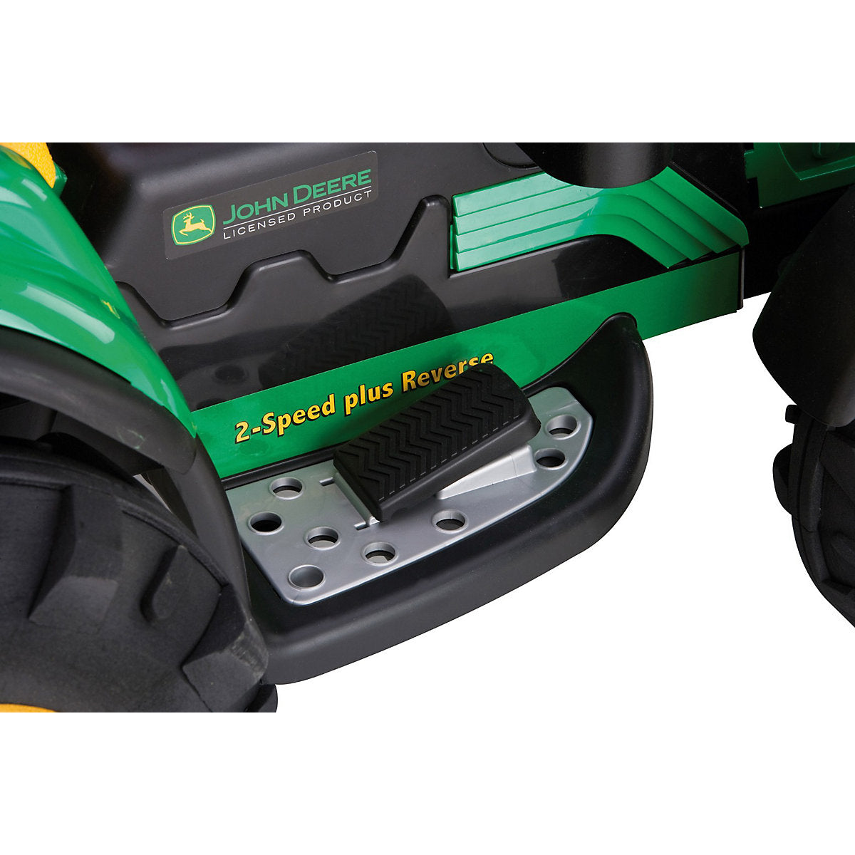 Das Elektrofahrzeug Peg Perego John Deere Ground Force aus unserem Babyfachmarkt, Detailansicht Gaspedal, gelb und grün, 12V