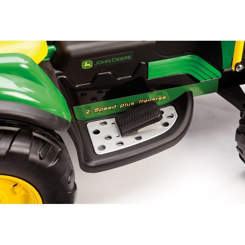 Das Elektrofahrzeug Peg Perego John Deere Gator Ground Loader aus unserem Babyfachmarkt, Detailansicht Gaspedal, gelb und grün, 12V