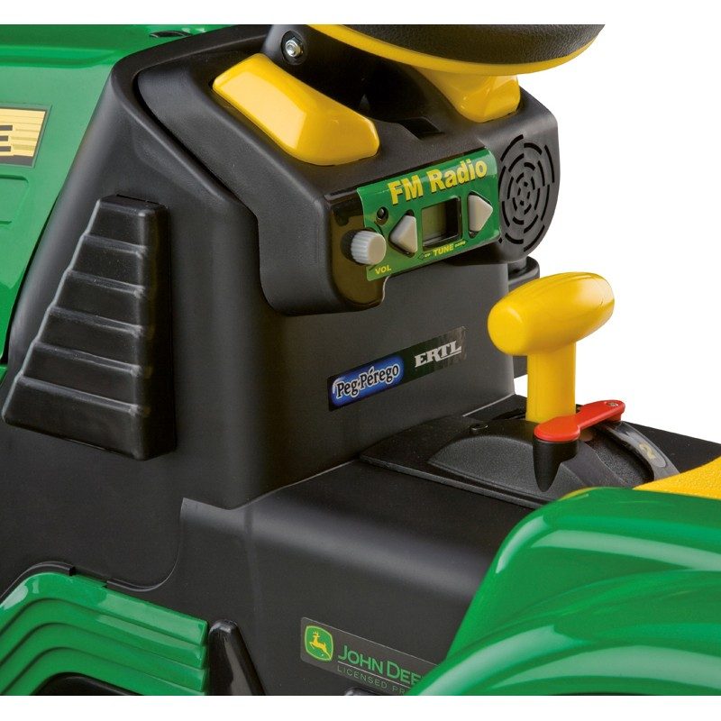 Das Elektrofahrzeug Peg Perego John Deere Gator Ground Loader aus unserem Babyfachmarkt, Detailansicht Radio und Ganghebel, gelb und grün, 12V